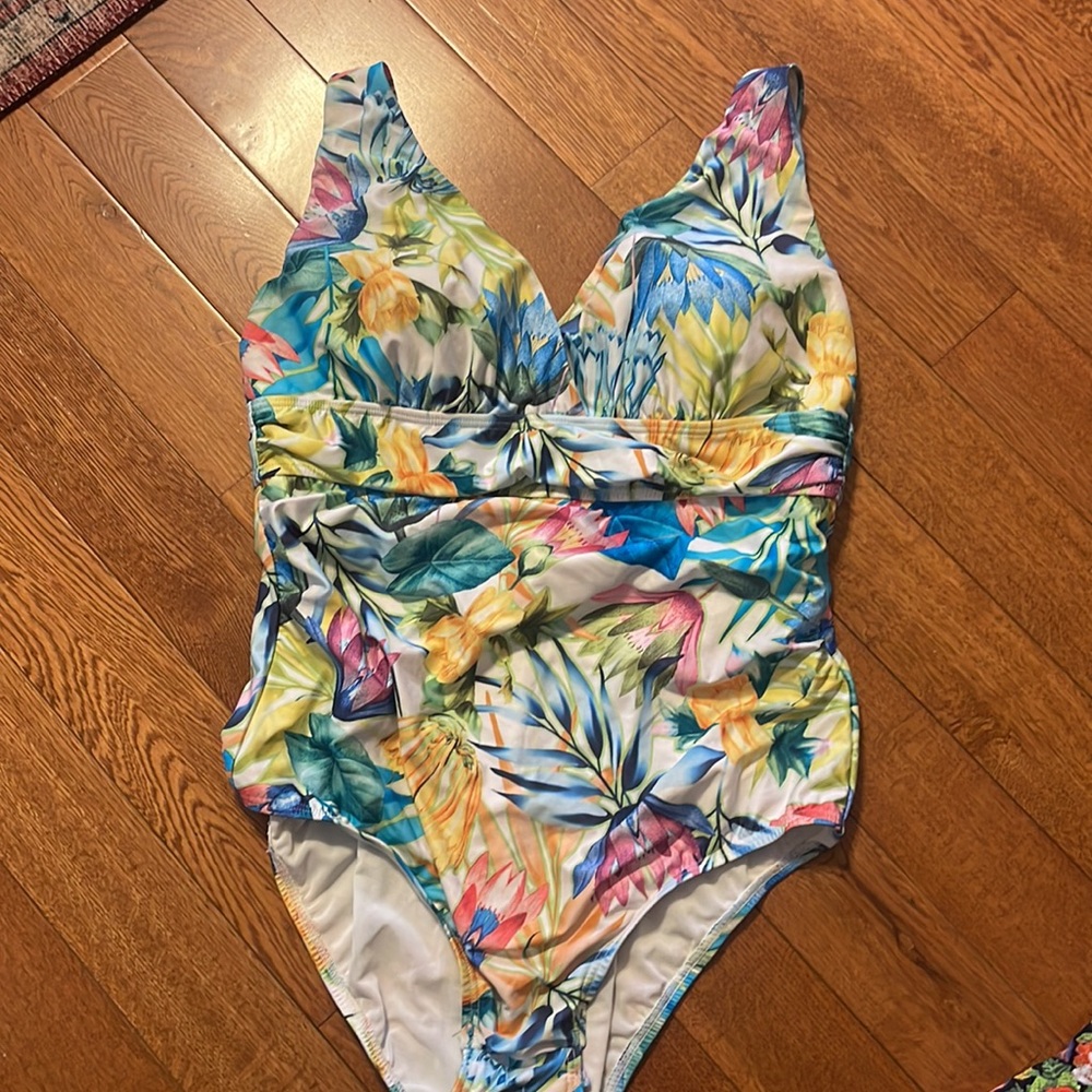 Size 14 - jantzen swim - adjustable straps -supportive!